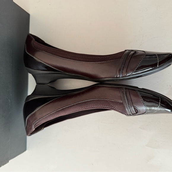 Tahari Dark Brown Leather and Patent Trim Low Heel Flats. Size: 8 - Picture 7 of 9